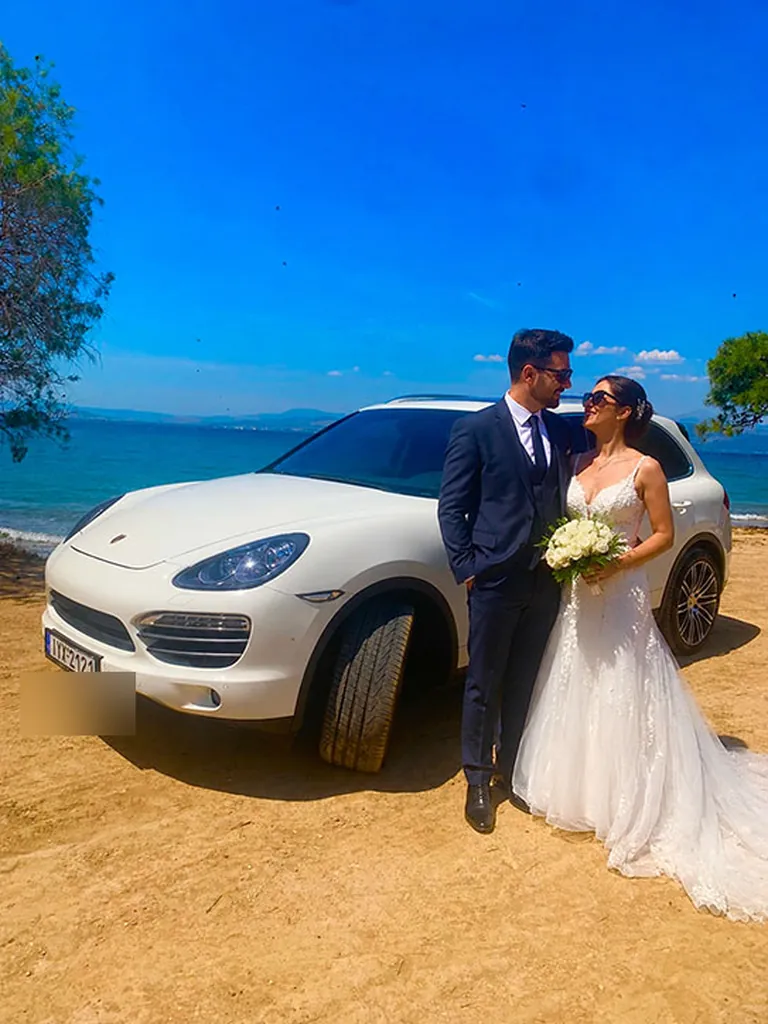 After Wedding φωτογράφιση ζευγαριού με πολυτελές αυτοκίνητο από τη Mustang Events
